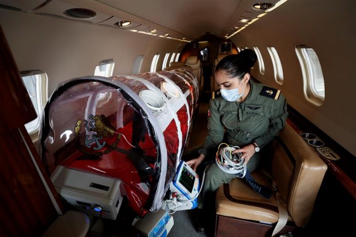 La Marina de México surca cielos en ambulancia para salvar enfermos de COVID
