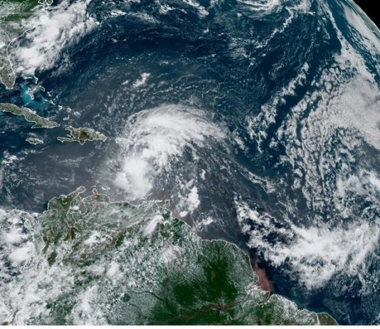 Nueve, aún no nombrada tormenta, descarga viento y lluvia en el Caribe