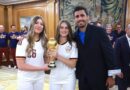 La Princesa de Asturias doña Leonor y la infanta Sofía con la Copa del Mundo